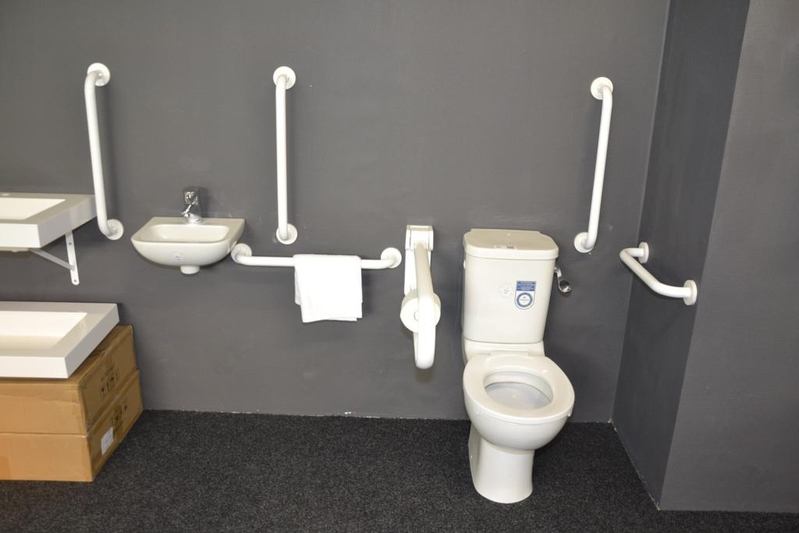 Hubert Hudson Menda City Aangenaam kennis te maken Invalide-toilet, Ideal Standard, wit, duoblok verhoogd, inclusief 6 beugels,  wasbak, keramiek, wit » Onlineauctionmaster.com