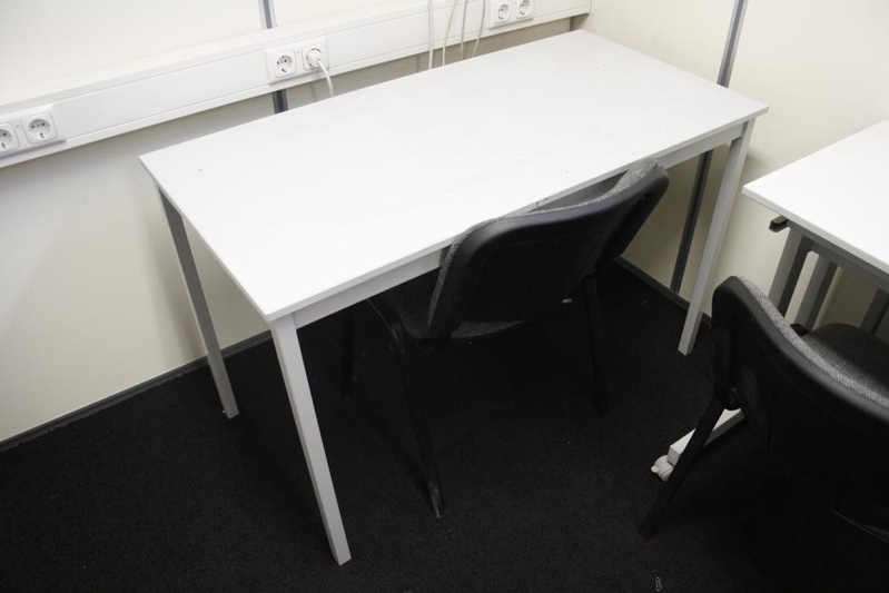 2x PC tafel, verrijdbaar; Tafel, afm. lxbxh c.. Onlineveilingmeester.nl