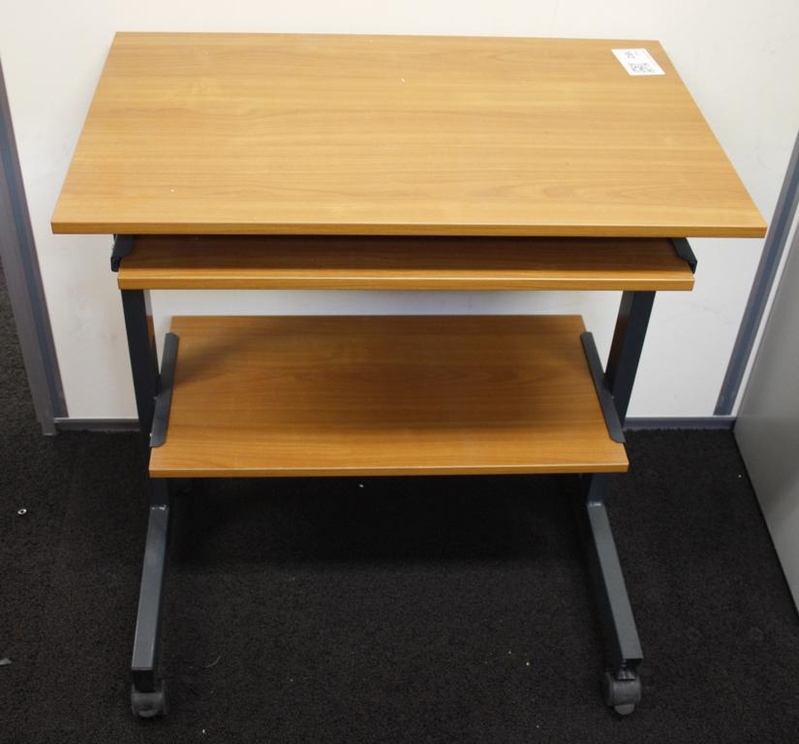 2x PC tafel, verrijdbaar; Tafel, afm. lxbxh c.. » Onlineveilingmeester.nl