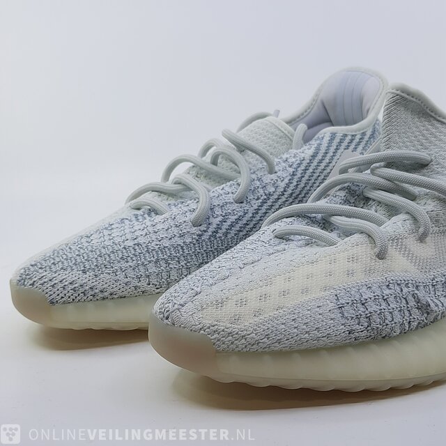 Pair of sneakers size 43 1 3 Adidas Yeezy Boost 350 V2 FW5317 Onlineauctionmaster